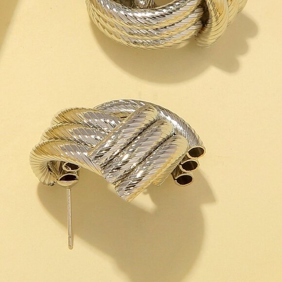 Unique Cross Twist Design Alloy Earrings - Picture 4 of 4